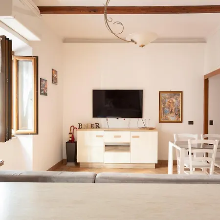 Elegant & Quiet Next To Colosseo Apartment *